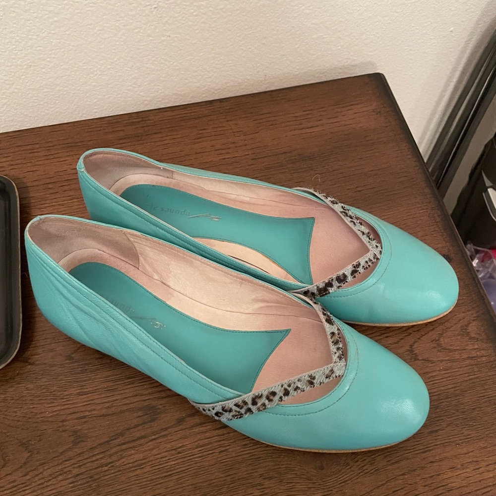 Elegant Turquoise Women's Flats with Animal Print Accent